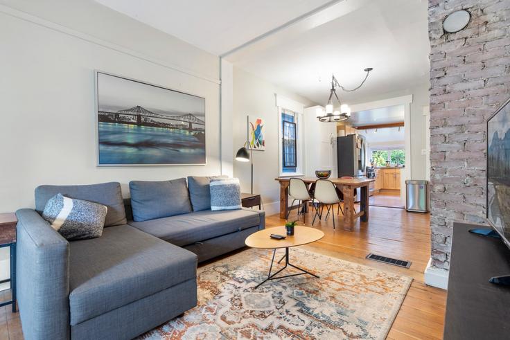 Vancouver VancouverのBuilding West 2nd Avenue - artinproperties - 1254543 - TORのアパートメントにある、モダンな家具を備えたエレガントなデザインのリビングルーム