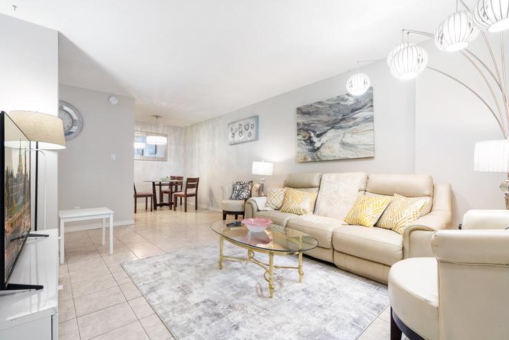 Vancouver VancouverのBuilding Cornwall Avenue - artinproperties - 1282839 - TORのアパートメントにある、モダンな家具を備えたエレガントなデザインのリビングルーム