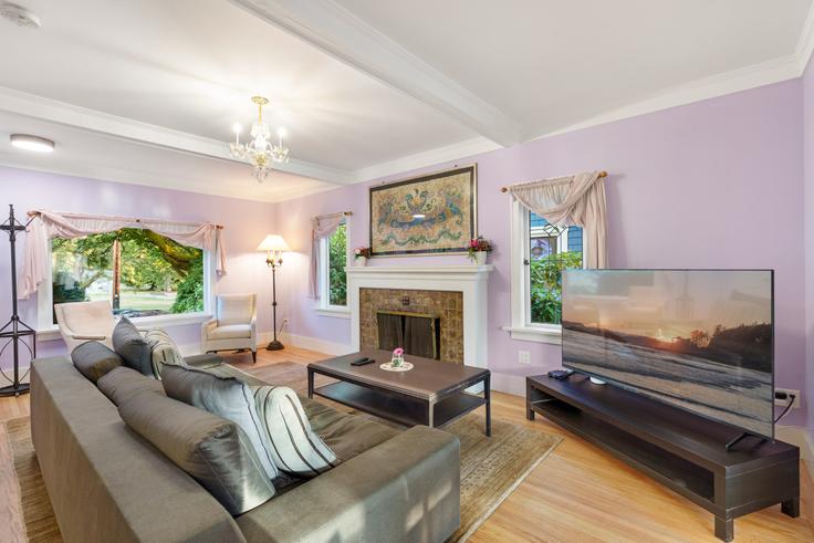 Vancouver VancouverのBuilding Collingwood Street - artinproperties - 1296226 - TORのアパートメントにある、モダンな家具を備えたエレガントなデザインのリビングルーム