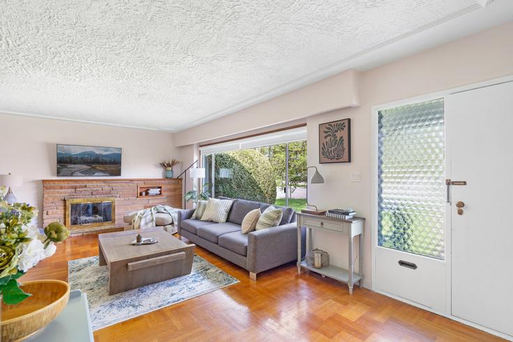 Vancouver VancouverのBuilding West King Edward Avenue - artinproperties - 1324957のアパートメントにある、モダンな家具を備えたエレガントなデザインのリビングルーム