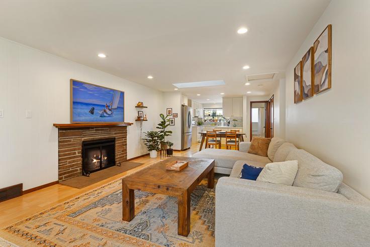 Building 23rd Avenue Northeast - artinproperties - 1353851 adresindeki bir dairede modern mobilyalarla zarif bir şekilde tasarlanmış oturma odası Seattle, Seattle