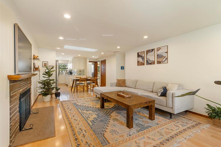 Salle de séjour élégante avec mobilier moderne dans un appartement à Building 23rd Avenue Northeast - artinproperties - 1353851 à Seattle, Seattle