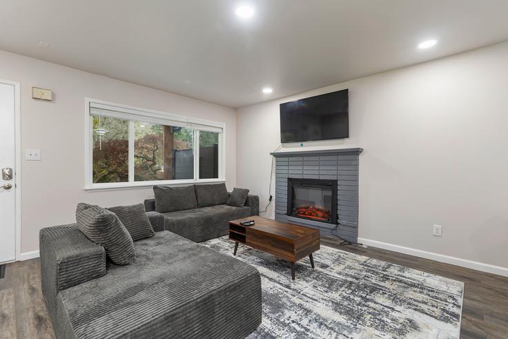 Martha Lake Martha LakeのBuilding 3rd Drive Southeast - artinproperties - 1355636のアパートメントにある、モダンな家具を備えたエレガントなデザインのリビングルーム Martha Lake Martha LakeのBuilding 3rd Drive Southeast - artinproperties - 1355636のアパートメントにある、モダンな家具を備えたエレガントなデザインのリビングルーム