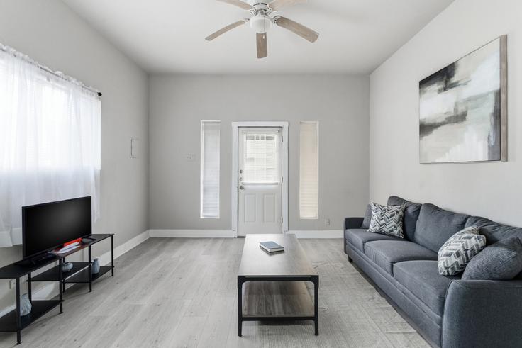 Sala de estar elegantemente projetada com móveis modernos em um apartamento no Building West Cevallos - artinproperties - 1363388 em San Antonio, San Antonio