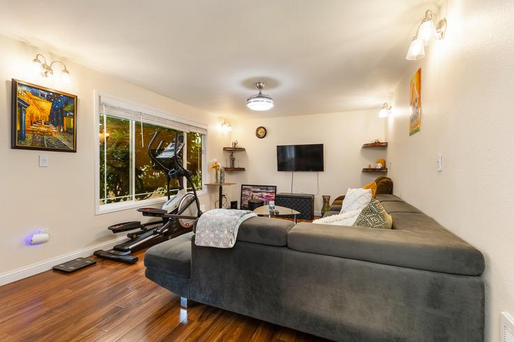 Elegant gestaltetes Wohnzimmer mit moderner Einrichtung in einer Wohnung im Building 141st Avenue Southeast - artinproperties - 1390076 in Bellevue, Bellevue