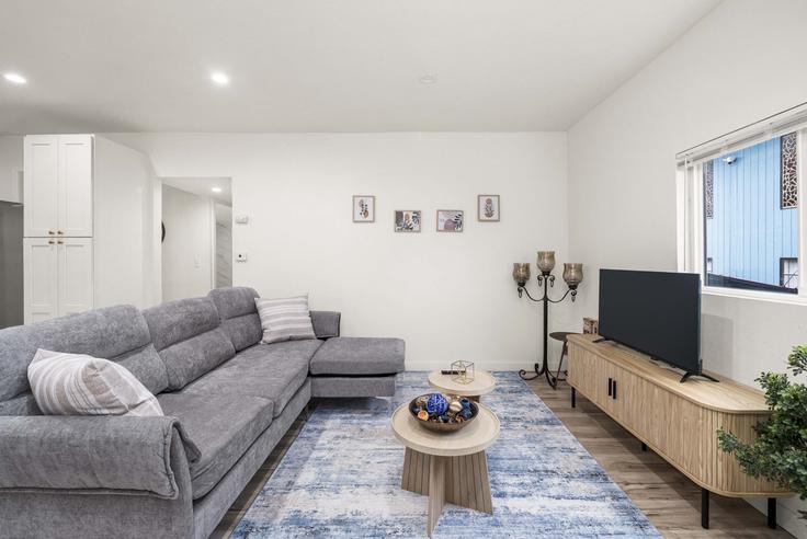 Seattle SeattleのBuilding Southwest Cloverdale Street - artinproperties - 1391351のアパートメントにある、モダンな家具を備えたエレガントなデザインのリビングルーム