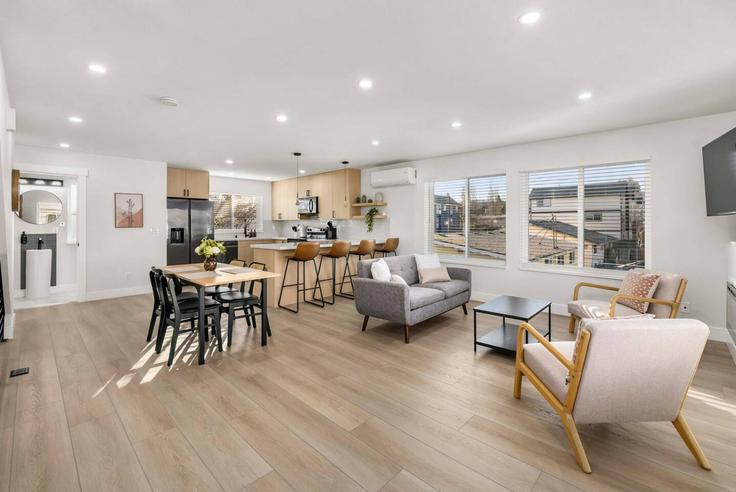 Sala de estar elegantemente projetada com móveis modernos em um apartamento no Building Renton Avenue South - artinproperties - 1407639 em Seattle, Seattle