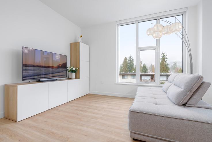 Salle de séjour élégante avec mobilier moderne dans un appartement à Building 16th Street East - artinproperties - 1467230 à North Vancouver, North Vancouver