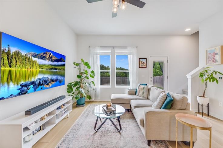 Building Casbah Drive - artinproperties - 1470532 adresindeki bir dairede modern mobilyalarla zarif bir şekilde tasarlanmış oturma odası Austin, Austin