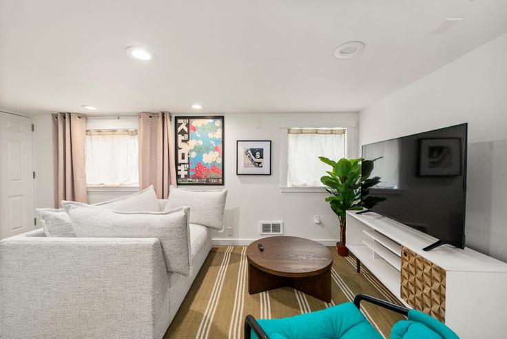 Elegant gestaltetes Wohnzimmer mit moderner Einrichtung in einer Wohnung im Building Northwest 64th Street - artinproperties - 1473256 in Seattle, Seattle