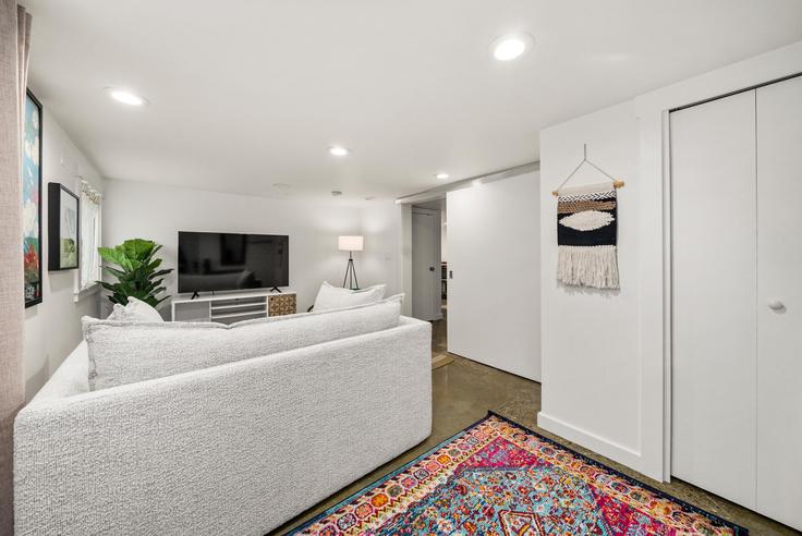 Elegante sala de estar con mobiliario moderno en un apartamento en Building Northwest 64th Street - artinproperties - 1473256 en Seattle, Seattle