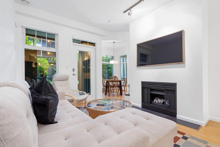 Elegante sala de estar con mobiliario moderno en un apartamento en Building Nelson Street - artinproperties - 1491167 en Vancouver, Vancouver Elegante sala de estar con mobiliario moderno en un apartamento en Building Nelson Street - artinproperties - 1491167 en Vancouver, Vancouver