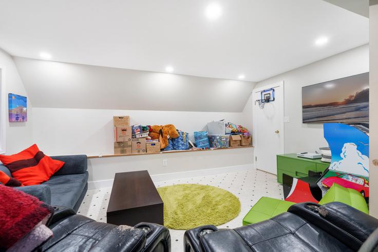 Sala de estar elegantemente projetada com móveis modernos em um apartamento no Building Regency Place - artinproperties - 1494900 em West Vancouver, West Vancouver