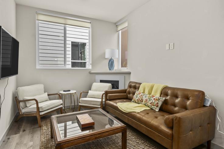 Seattle SeattleのBuilding Brooklyn Avenue Northeast - artinproperties - 1514091のアパートメントにある、モダンな家具を備えたエレガントなデザインのリビングルーム