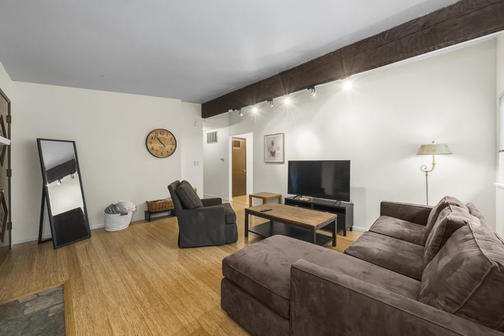 Sala de estar elegantemente projetada com móveis modernos em um apartamento no Building Wallingford Avenue North - artinproperties - 1556320 em Seattle, Seattle