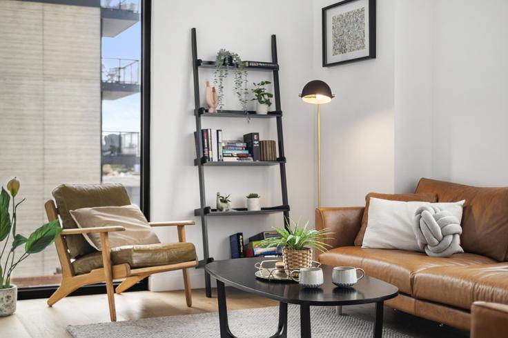 Elegant gestaltetes Wohnzimmer mit moderner Einrichtung in einer Wohnung im Building Đường Vân Nội - artist-abodes - 1697541 in Brunswick, Melbourne Elegant gestaltetes Wohnzimmer mit moderner Einrichtung in einer Wohnung im Building Đường Vân Nội - artist-abodes - 1697541 in Brunswick, Melbourne