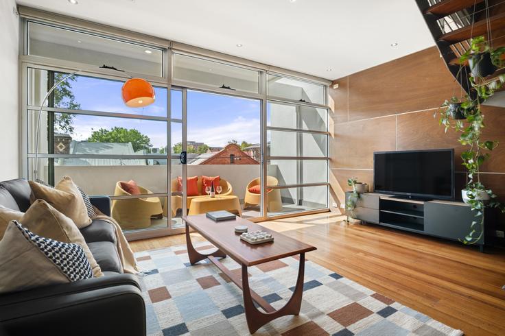 Fitzroy, Melbourne에 위치한 Building Young Street - artist-abodes - 1697543 유닛의 세련된 인테리어가 돋보이는 거실 Fitzroy, Melbourne에 위치한 Building Young Street - artist-abodes - 1697543 유닛의 세련된 인테리어가 돋보이는 거실