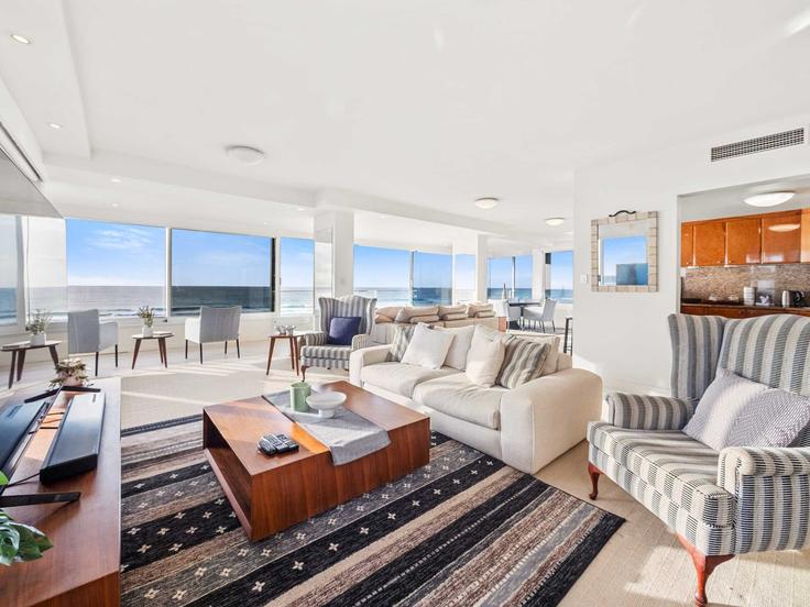 Building Main Beach Parade - aryve - 1629980 adresindeki bir dairede modern mobilyalarla zarif bir şekilde tasarlanmış oturma odası Main Beach, Gold Coast Building Main Beach Parade - aryve - 1629980 adresindeki bir dairede modern mobilyalarla zarif bir şekilde tasarlanmış oturma odası Main Beach, Gold Coast