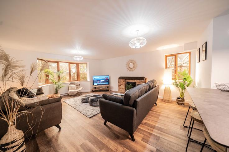 Elegant gestaltetes Wohnzimmer mit moderner Einrichtung in einer Wohnung im Building The Business Centre - ashbrook-serviced-apartments - 1610285 in Vale of White Horse District, Didcot Elegant gestaltetes Wohnzimmer mit moderner Einrichtung in einer Wohnung im Building The Business Centre - ashbrook-serviced-apartments - 1610285 in Vale of White Horse District, Didcot
