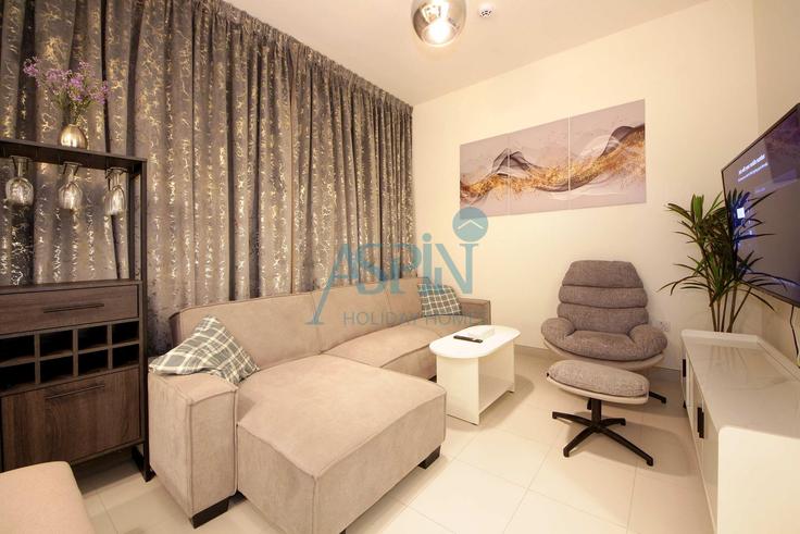 Sala de estar elegantemente projetada com móveis modernos em um apartamento no Building Tariaq Bedon Esm - aspin-holiday-homes - 1332952 em Dubai South Golf District, Dubai