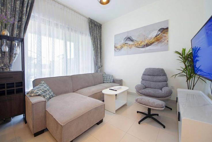 Elegant gestaltetes Wohnzimmer mit moderner Einrichtung in einer Wohnung im Building Tariaq Bedon Esm - aspin-holiday-homes - 1332952 in Dubai South Golf District, Dubai Elegant gestaltetes Wohnzimmer mit moderner Einrichtung in einer Wohnung im Building Tariaq Bedon Esm - aspin-holiday-homes - 1332952 in Dubai South Golf District, Dubai