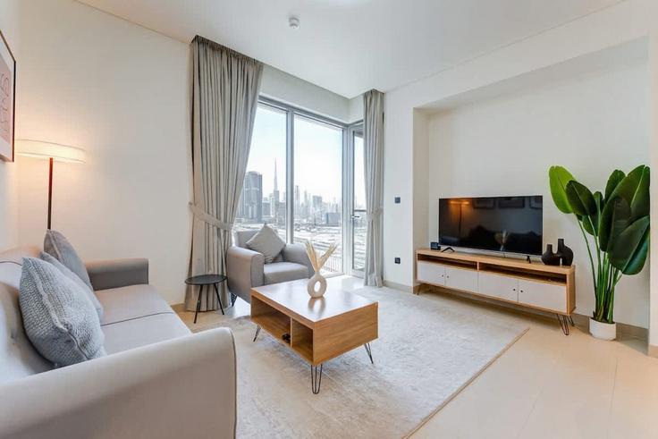 Sala de estar elegantemente projetada com móveis modernos em um apartamento no Building Tariaq Bedon Esm - aspin-holiday-homes - 1332956 em Nad Al Sheba, Dubai Sala de estar elegantemente projetada com móveis modernos em um apartamento no Building Tariaq Bedon Esm - aspin-holiday-homes - 1332956 em Nad Al Sheba, Dubai