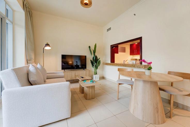 Dubai Burj KhalifaのBuilding Tariaq Bedon Esm - aspin-holiday-homes - 1384058のアパートメントにある、モダンな家具を備えたエレガントなデザインのリビングルーム Dubai Burj KhalifaのBuilding Tariaq Bedon Esm - aspin-holiday-homes - 1384058のアパートメントにある、モダンな家具を備えたエレガントなデザインのリビングルーム