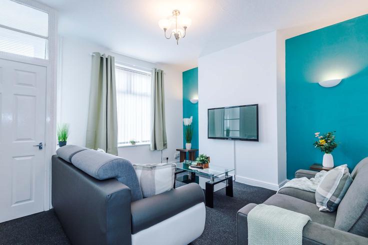 Building Whitegate Lane - assured-stays-management-ltd - 1231262 - LON adresindeki bir dairede modern mobilyalarla zarif bir şekilde tasarlanmış oturma odası Oldham District, Oldham