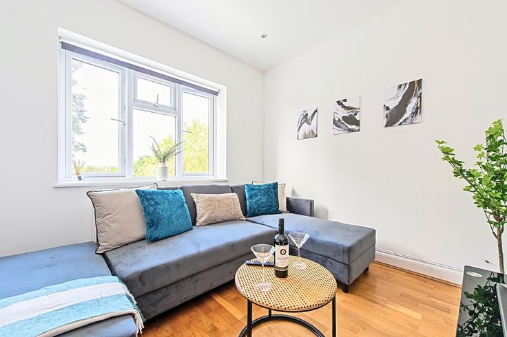 London London Borough of EalingのBuilding Gunnersbury Avenue - astar-stays-ltd-1 - 1601062のアパートメントにある、モダンな家具を備えたエレガントなデザインのリビングルーム