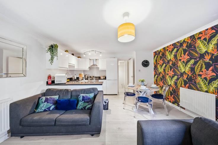 Elegant gestaltetes Wohnzimmer mit moderner Einrichtung in einer Wohnung im Building Asher Way - astar-stays-ltd-1 - 1601057 in London Borough of Tower Hamlets, London