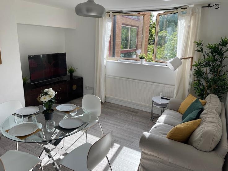Building Cape Yard - astar-stays-ltd-1 - 1601058 adresindeki bir dairede modern mobilyalarla zarif bir şekilde tasarlanmış oturma odası London Borough of Tower Hamlets, London Building Cape Yard - astar-stays-ltd-1 - 1601058 adresindeki bir dairede modern mobilyalarla zarif bir şekilde tasarlanmış oturma odası London Borough of Tower Hamlets, London