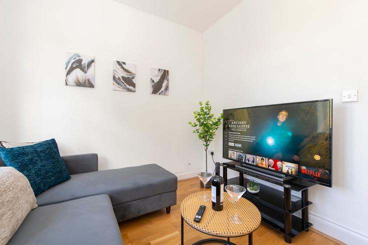 Building Gunnersbury Avenue - astar-stays-ltd-1 - 1601062 adresindeki bir dairede modern mobilyalarla zarif bir şekilde tasarlanmış oturma odası London Borough of Ealing, London