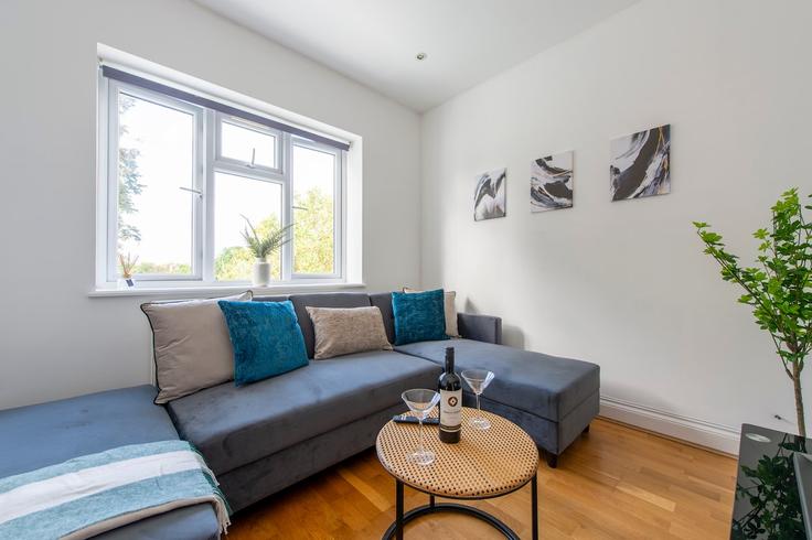 Salle de séjour élégante avec mobilier moderne dans un appartement à Building Gunnersbury Avenue - astar-stays-ltd-1 - 1601062 à London Borough of Ealing, London Salle de séjour élégante avec mobilier moderne dans un appartement à Building Gunnersbury Avenue - astar-stays-ltd-1 - 1601062 à London Borough of Ealing, London