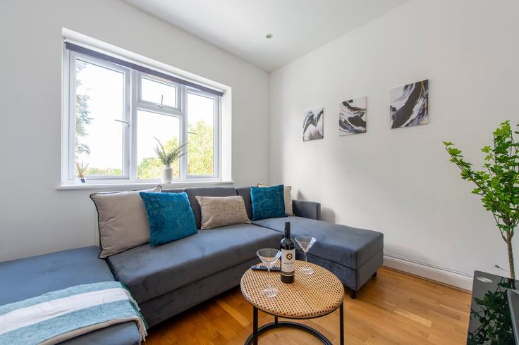 London London Borough of EalingのBuilding Gunnersbury Avenue - astar-stays-ltd - 1515800のアパートメントにある、モダンな家具を備えたエレガントなデザインのリビングルーム