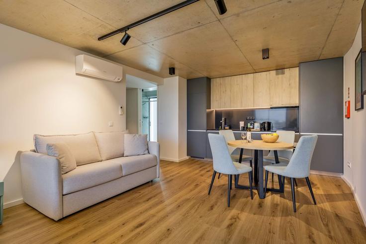 Sala de estar elegantemente projetada com móveis modernos em um apartamento no Building Rua Alves Correia - astoundinn-lda - 1620587 em Santa Marinha e São Pedro da Afurada, Vila Nova de Gaia Sala de estar elegantemente projetada com móveis modernos em um apartamento no Building Rua Alves Correia - astoundinn-lda - 1620587 em Santa Marinha e São Pedro da Afurada, Vila Nova de Gaia