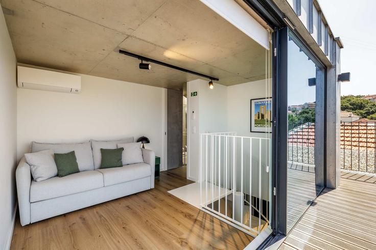 Sala de estar elegantemente projetada com móveis modernos em um apartamento no Building Rua Alves Correia - astoundinn-lda - 1620605 em Santa Marinha e São Pedro da Afurada, Vila Nova de Gaia Sala de estar elegantemente projetada com móveis modernos em um apartamento no Building Rua Alves Correia - astoundinn-lda - 1620605 em Santa Marinha e São Pedro da Afurada, Vila Nova de Gaia