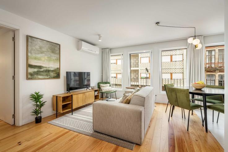 Elegante sala de estar con mobiliario moderno en un apartamento en Building Rua João das Regras - astoundinn-lda - 1620580 en União das freguesias de Cedofeita, Santo Ildefonso, Sé, Miragaia, São Nicolau e Vitória, Porto Elegante sala de estar con mobiliario moderno en un apartamento en Building Rua João das Regras - astoundinn-lda - 1620580 en União das freguesias de Cedofeita, Santo Ildefonso, Sé, Miragaia, São Nicolau e Vitória, Porto