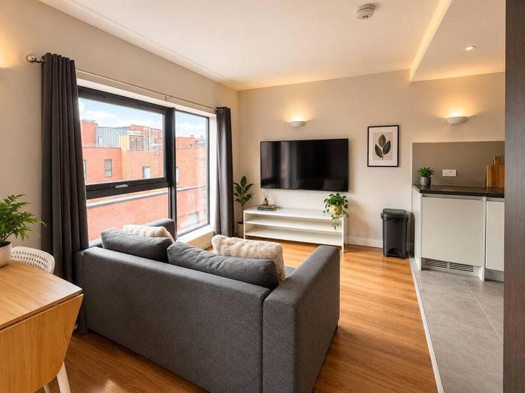 Elegante sala de estar con mobiliario moderno en un apartamento en Building Legge Lane - astra-residences-property-management - 1624295 en Birmingham District, Birmingham Elegante sala de estar con mobiliario moderno en un apartamento en Building Legge Lane - astra-residences-property-management - 1624295 en Birmingham District, Birmingham