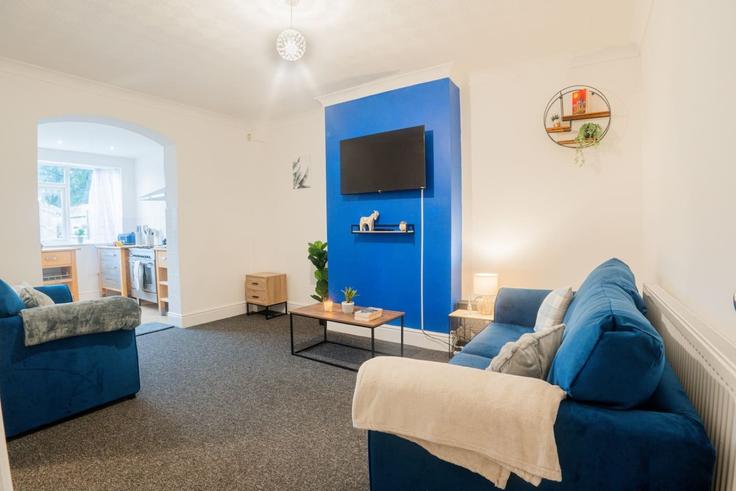 Salle de séjour élégante avec mobilier moderne dans un appartement à Building Abbey Lane - astra-residences-property-management - 1648536 à Leicester, Leicester Salle de séjour élégante avec mobilier moderne dans un appartement à Building Abbey Lane - astra-residences-property-management - 1648536 à Leicester, Leicester
