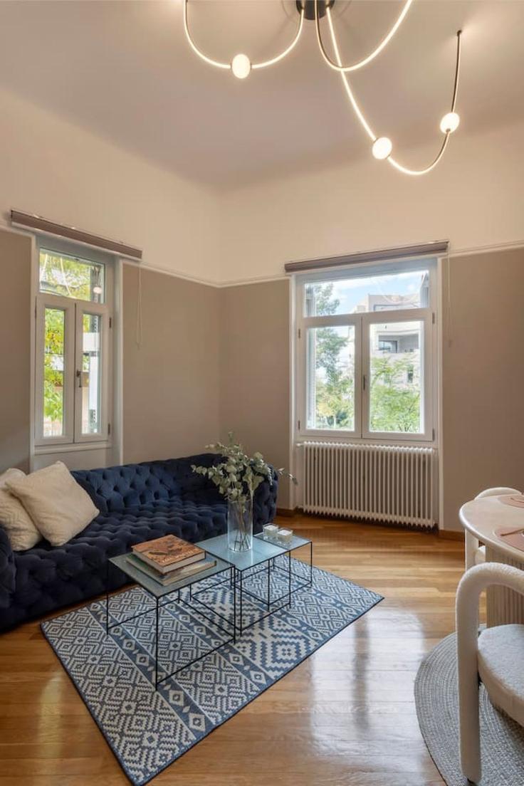 Salle de séjour élégante avec mobilier moderne dans un appartement à Building Matrozou - athenian-villas - 1435246 à Central Athens, Athens
