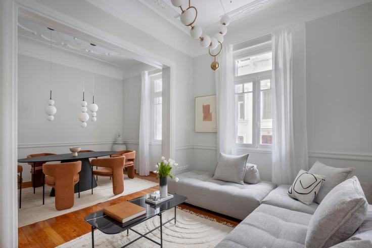 Salle de séjour élégante avec mobilier moderne dans un appartement à Building Matrozou - athenian-villas - 1435249 à Central Athens, Athens