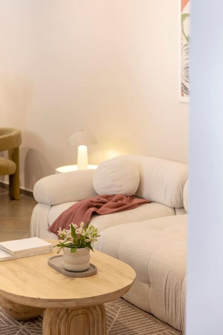 Sala de estar elegantemente projetada com móveis modernos em um apartamento no Building Epimenidou - athenian-villas - 1435251 em Central Athens, Athens