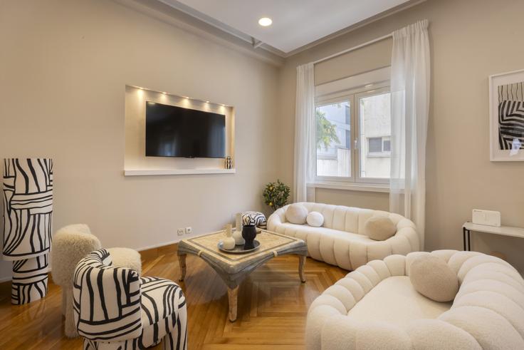 Salle de séjour élégante avec mobilier moderne dans un appartement à Building Lempesi - athenian-villas - 1435252 à Central Athens, Athens