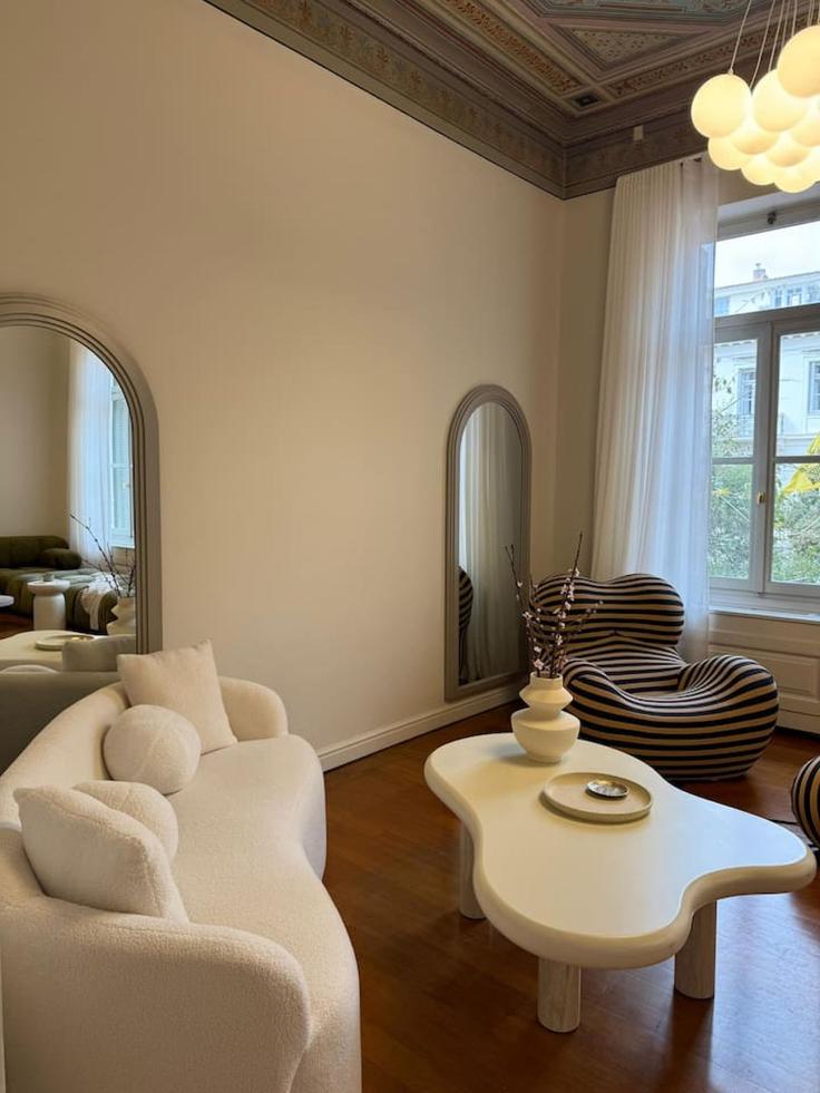 Central Athens, Athens에 위치한 Building Chairefontos - athenian-villas - 1510341 유닛의 세련된 인테리어가 돋보이는 거실 Central Athens, Athens에 위치한 Building Chairefontos - athenian-villas - 1510341 유닛의 세련된 인테리어가 돋보이는 거실