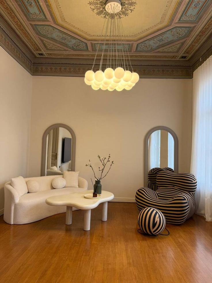 Salle de séjour élégante avec mobilier moderne dans un appartement à Building Chairefontos - athenian-villas - 1510341 à Central Athens, Athens
