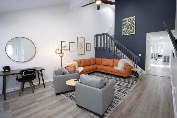 Elegante sala de estar con mobiliario moderno en un apartamento en Building Colquitt Road - atlanta-stays - 1523262 en Sandy Springs, Sandy Springs Elegante sala de estar con mobiliario moderno en un apartamento en Building Colquitt Road - atlanta-stays - 1523262 en Sandy Springs, Sandy Springs