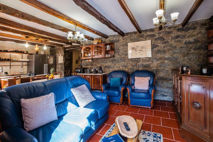 Sala de estar elegantemente projetada com móveis modernos em um apartamento no Building Estrada João Abel de Freitas - atlantic-holiday - 1506873 em São Vicente, Sao Vicente Sala de estar elegantemente projetada com móveis modernos em um apartamento no Building Estrada João Abel de Freitas - atlantic-holiday - 1506873 em São Vicente, Sao Vicente