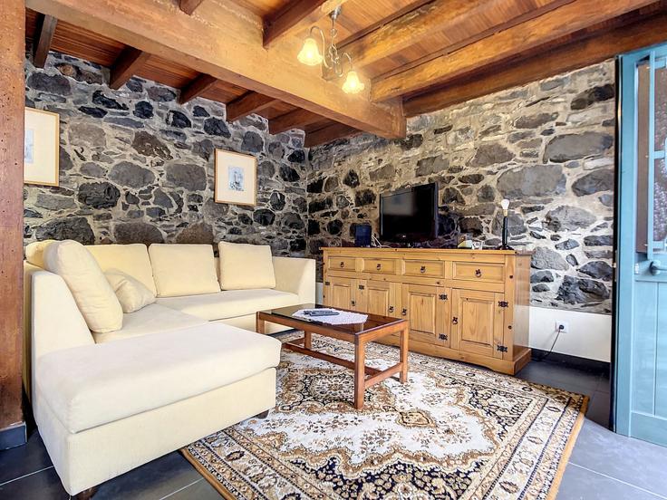 Sala de estar elegantemente projetada com móveis modernos em um apartamento no Building Estrada da Fajã das Corvas - atlantic-holiday - 1506872 em São Vicente, Sao Vicente Sala de estar elegantemente projetada com móveis modernos em um apartamento no Building Estrada da Fajã das Corvas - atlantic-holiday - 1506872 em São Vicente, Sao Vicente