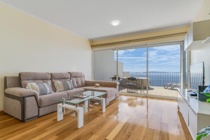 Sala de estar elegantemente projetada com móveis modernos em um apartamento no Building 1ª Travessa da Morena - atlantic-holiday - 1506871 em Santa Cruz, Gaula Sala de estar elegantemente projetada com móveis modernos em um apartamento no Building 1ª Travessa da Morena - atlantic-holiday - 1506871 em Santa Cruz, Gaula