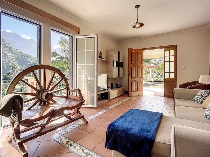 Sala de estar elegantemente projetada com móveis modernos em um apartamento no Building Estrada Dom João V - atlantic-holiday - 1506875 em São Vicente, Sao Vicente Sala de estar elegantemente projetada com móveis modernos em um apartamento no Building Estrada Dom João V - atlantic-holiday - 1506875 em São Vicente, Sao Vicente